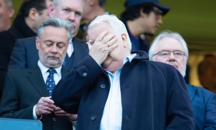 Ketua Everton, Bill Kenwright, menutupi matanya di Stamford Bridge sebelum pertandingan melawan Chelsea