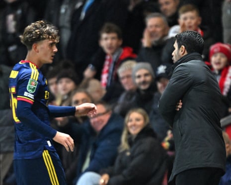 Mikel Arteta speaks to Max Dowman as the player leaves the pitch
