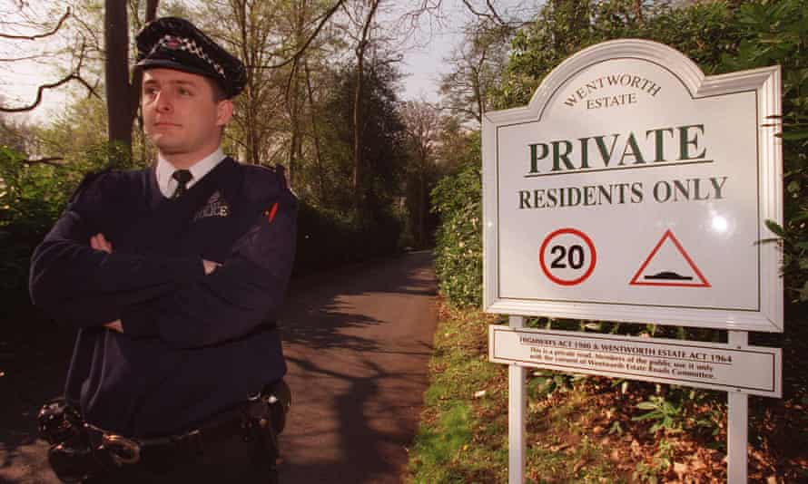 A policeman guarding the entrance to the Wentworth Estate, where Augusto Pinochet was staying, 1999