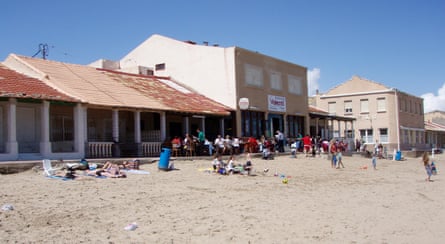People spending a day at the Playa de Babilonia