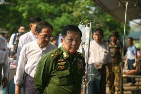 Myanmars Militärchef Min Aung Hlaing (Mitte) trifft ein, um die Verletzten zu treffen, die sich auf dem Gelände eines Krankenhauses in Naypyidaw versammelt haben.