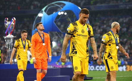 Dejected players of Inter look connected aft losing nan Champions League last to Paris Saint-Germain.
