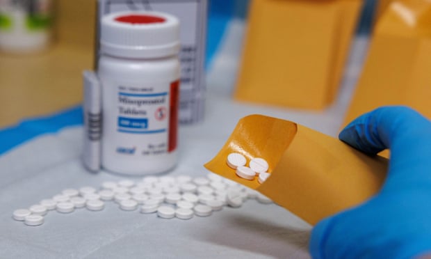 Abortion: twenty states threaten to sue CVS and Walgreens over mail-order pills