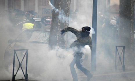 Violence at a gilets jaunes rally in Toulouse