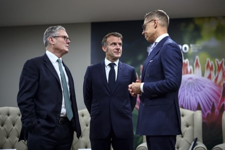 UK’s prime minister Keir Starmer (L) speaks to French President Emmanuel Macron (C) and Finland's President Alexander Stubb.