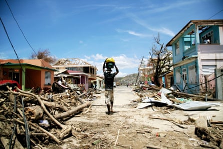 Un hombre camina en medio de la destrucción en una calle el 23 de septiembre de 2017 en Roseau, en la isla caribeña de Dominica, tras el paso del huracán María.