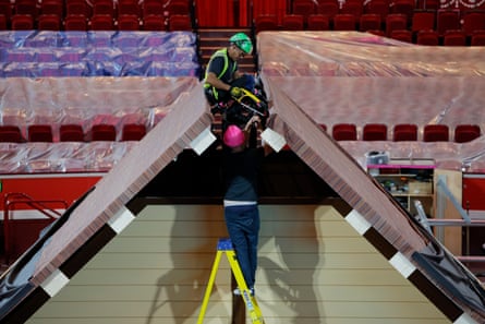 Yobidashi construct the stage