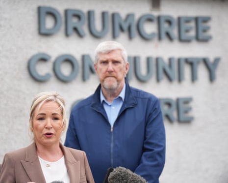 Η πρώτη υπουργός Michelle O'Neill, με τον John O'Dowd (δεξιά), να μιλούν στα μέσα ενημέρωσης κοντά στην Garvaghy Road, στο Portadown.