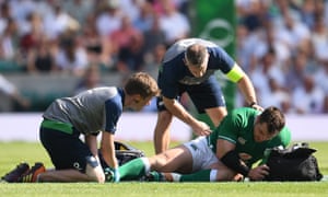 Cian Healy fue expulsado por una lesión en el tobillo en Twickenham.