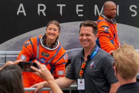 मिशन विशेषज्ञ क्रिस्टीना कोच अपने परिवार के साथ फोटो खिंचवाती हुई।