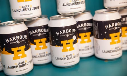 Bière spéciale offerte aux visiteurs lors du lancement inaugural de la fusée de Spaceport depuis l'aéroport de Newquay à Cornwall