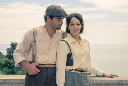 Simon Ehrlacher as Jean and Sofia Essaidi as Eugénie.