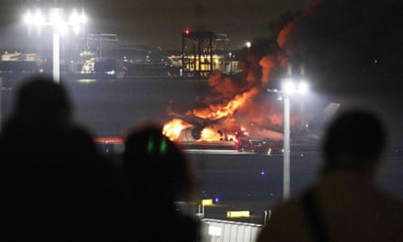 飛行機が炎上する中、展望台にいた人々。