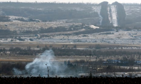 El humo se eleva en Bakhmut el sábado después de un ataque ruso