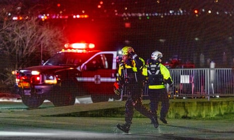 Katastrofa samolotu pasażerskiego w Waszyngtonie DCepa11862690 Zespoły ratunkowe wyruszają, aby pomóc w przeszukaniu rzeki Potomak po tym, jak samolot pasażerski zderzył się z wojskowym śmigłowcem podczas podejścia do lotniska Ronald Reagan National Airport w Waszyngtonie, DC, USA, 29 stycznia 2025 r. Według wstępnego oświadczenia Federalnej Administracji Lotnictwa Stanów Zjednoczonych (FAA), odrzutowiec regionalny Bombardier CRJ700 linii lotniczych PSA Airlines, który wystartował dziś rano z Wichita w stanie Kansas, zderzył się w powietrzu ze śmigłowcem Sikorsky H-60 podczas podejścia do lotniska Reagan Washington National Airport. EPA/SHAWN THEW