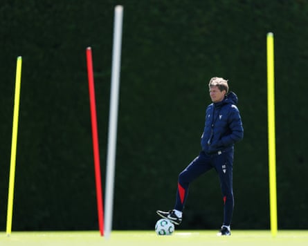 Oliver Glasner on the training ground