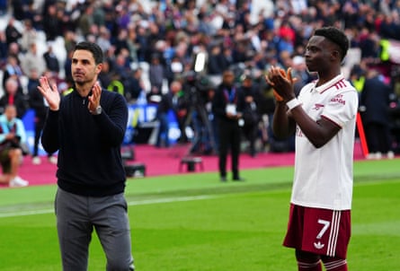 Mikel Arteta and Bukayo Saka applaud the Arsenal fans at full time.