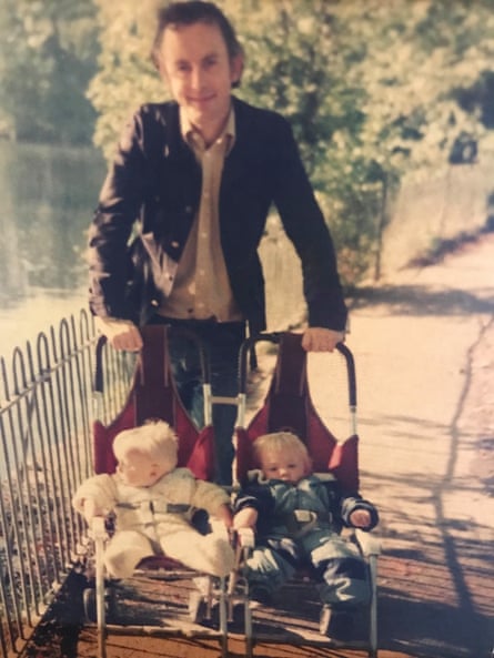 Le père d'Owen Jones avec Owen et sa sœur jumelle en 1985.
