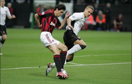 Kaká le da la oportunidad a Nemanja Vidic en 2007.