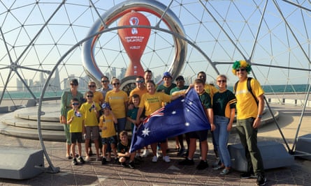 Les supporters australiens célèbrent leur qualification lors de la cérémonie de lever du drapeau en juin à Doha.