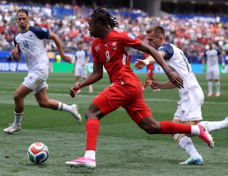 Johan Manzambi runs for Switzerland against Bosnia and Herzegovina at the World Cup