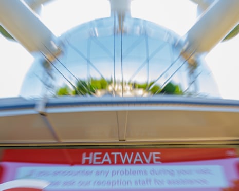 The Atomium monument had to shorten its opening hours due to the heat inside the building.