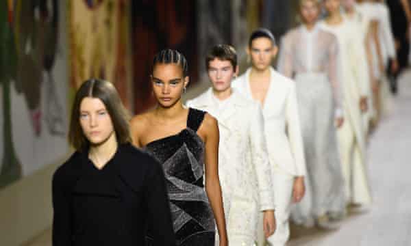 Double-breasted jackets and fluid dresses on the catwalk.