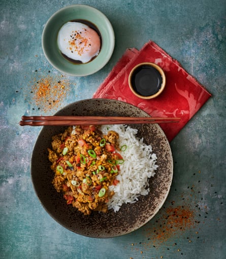 Curry dashi keema avec œuf onsen tamago de Shuko Oda.  Stylisme culinaire : Livia Abraham.  Style d'accessoire : Pene Parker.