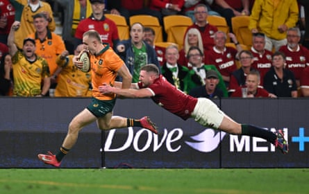 Max Jorgensen evades Finn Russell’s tackle to touch down