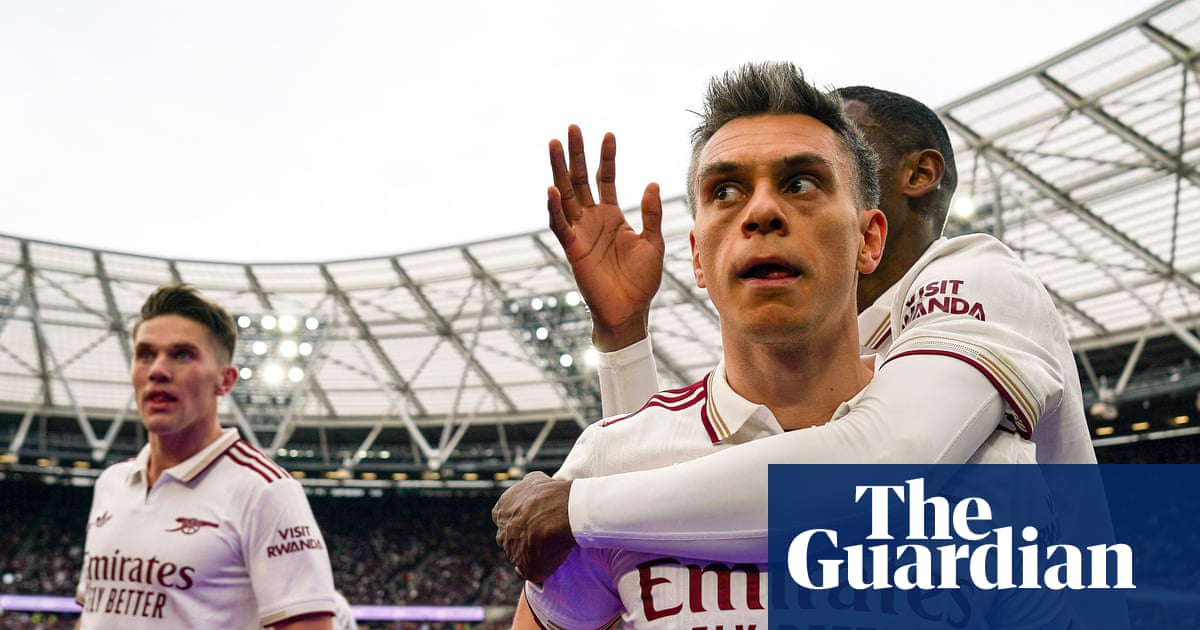 Arsenal edge closer to title and ‘spygate’ overshadows playoffs – Football Weekly podcast