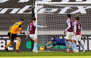 Emiliano Martínez gets down to deny Romain Saïss.