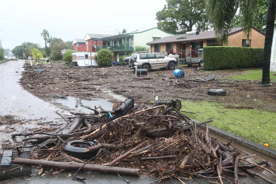 Des débris d'eau d'inondation sont observés à Port Macquarie, sur la côte mi-nord de la Nouvelle-Galles du Sud.