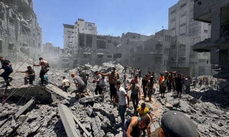 Palestinians search for casualties at the site of Israeli strikes on houses, amid Israel-Hamas conflict, in Gaza City, June 22, 2024. REUTERS/Ayman Al Hassi
