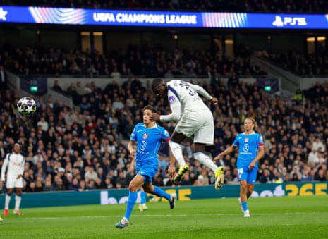 Randal Kolo Muani scores