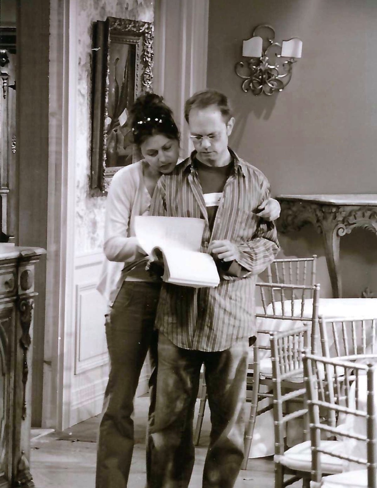 The actors look at a script, with Leeves’ arm around Hyde Pierce’s shoulders