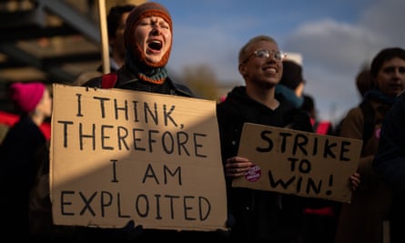 Mujer con pancarta que dice 