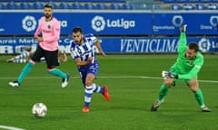 FBL-ESP-LIGA-ALAVES-BARCELONA<br>Alaves’ Spanish midfielder Luis Rioja (C) vies with Barcelona’s Brazilian goalkeeper Neto (R) during the Spanish League football match between Deportivo Alaves and Barcelona at the Mendizorroza stadium in Vitoria on October 31, 2020. (Photo by Cesar Manso / AFP) (Photo by CESAR MANSO/AFP via Getty Images)
