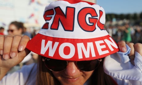 Una hincha de Inglaterra muestra su sombrero de pescador antes del partido de cuartos de final de la Eurocopa Femenina entre Inglaterra y España.