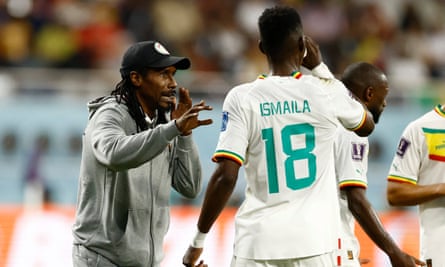 Алиу Сисе, треньор на националния отбор на Сенегал от 2015 г., дава инструкции на Исмаил Сар.