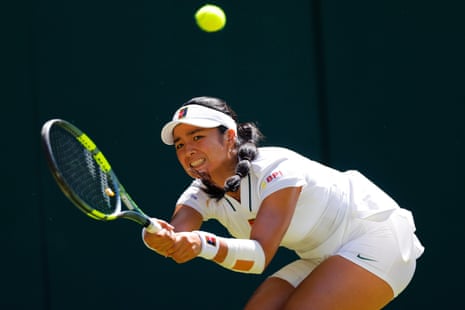 Alexandra Eala is struggling against Jasmine Paolini.