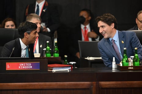 Sunak conversando com o primeiro-ministro canadense, Justin Trudeau (à direita), durante um evento de cúpula sobre a Parceria para Infraestrutura e Investimento Global.