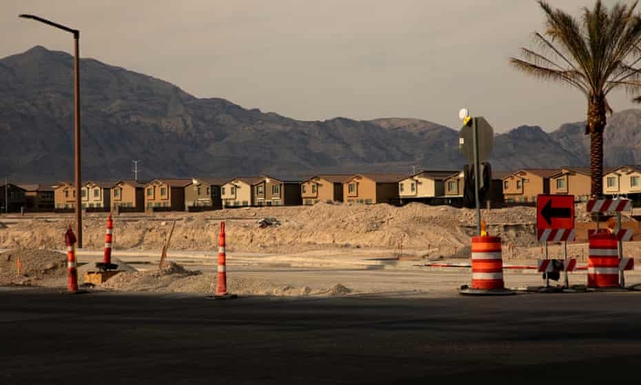 La población de Las Vegas está en auge y la construcción continúa incluso en los días más calurosos.