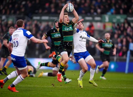 Fin Smith catches the ball