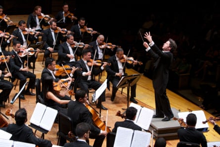 Dudamel conducts the Símon Bolívar Symphony Orchestra.