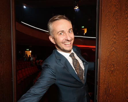 Jan Böhmermann leaning through a doorway and laughing