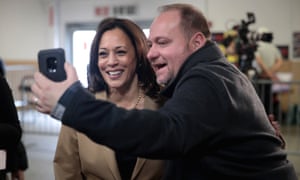 Elizabeth Warren is not the only candidate into selfies. Harris and a fan in Iowa at the weekend