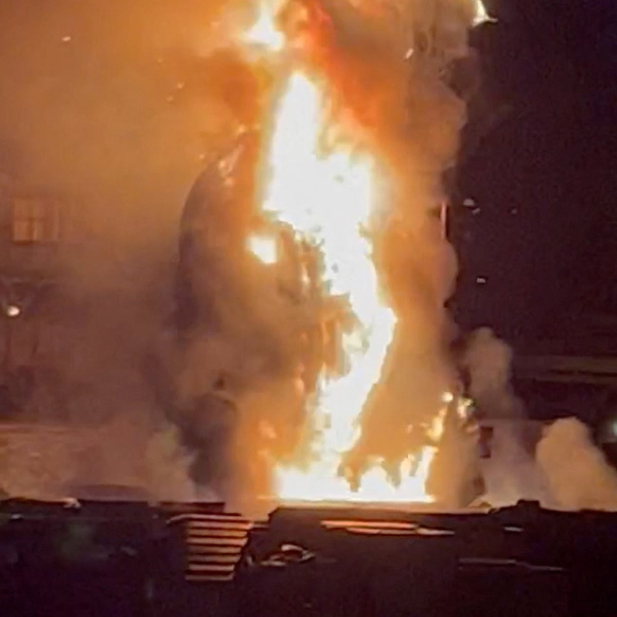 Watch Disneyland's dragon catch on fire during Fantasmic show