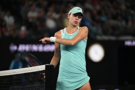 Magda Linette fait une figure désolée lors de sa défaite
