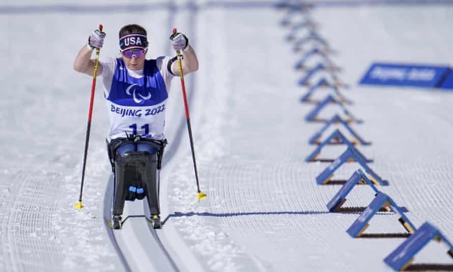 Kendall Gretsch sedí v biatlone na stredné trate v Národnom biatlonovom centre Zhangjiakou.