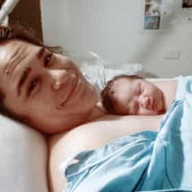 مادلین کایو در کنار نوزاد تازه متولد شده استی